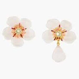 Les nereides White Cherry Blossom Stud Earrings